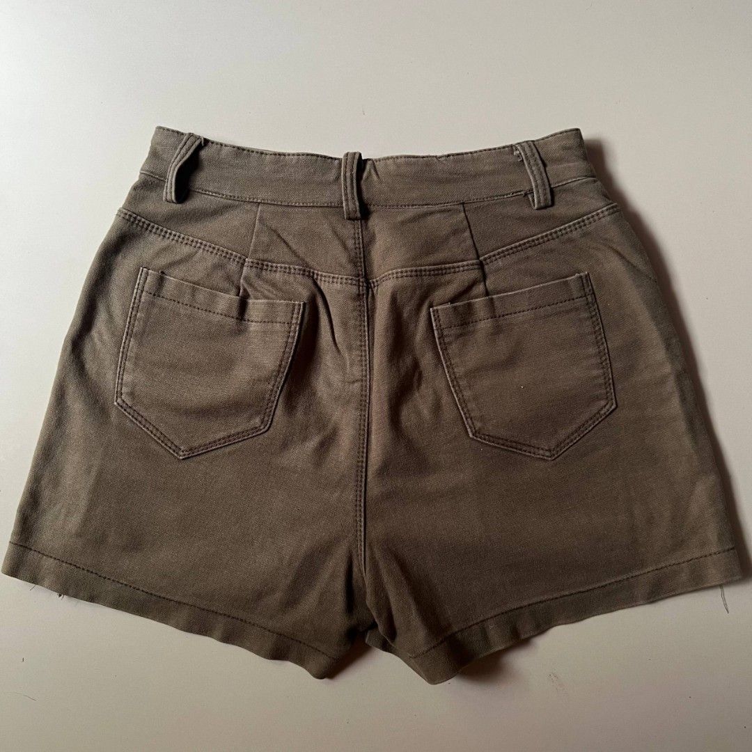 Army Green Skort (Category: Shorts) located in General Trias. Submitted by wear_whimsy (Listing ID 1461735255, Image 2). Description: Size: 26-27 Hips: 31-32 Length: 13.