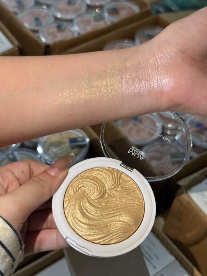 Assorted MUA Shimmer Highlighter Powder (Category: Makeup) located in Paranaque City. Submitted by sissyloveph (Listing ID 1461570020, Image 2). Description: 4pcs for 100 asstd only - Get that MUA glow with this shimmer highlighter powder. - Adds a beautiful sheen and luminous finish to your makeup. - Available in a few shades to suit your look. - Perfect for highlighting cheekbones, brow bones, and more. - Ideal for both everyday wear and specia