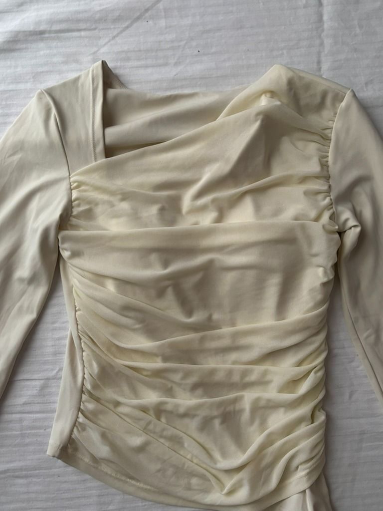 Asymmetrical Ruched Long Sleeve (Category: Longsleeves) located in Tuguegarao City. Submitted by declutterwithfran (Listing ID 1461741164, Image 2). Description: 𖦹 ׂsize : xs - semi s 𖦹 ׂ b: 27" -23" 𖦹 ׂ l: 19.5" 𖦹 ׂ slightly stretchable fabric MOD: JNT MOP: Gcash/ Maribank/ Bank Transfer.