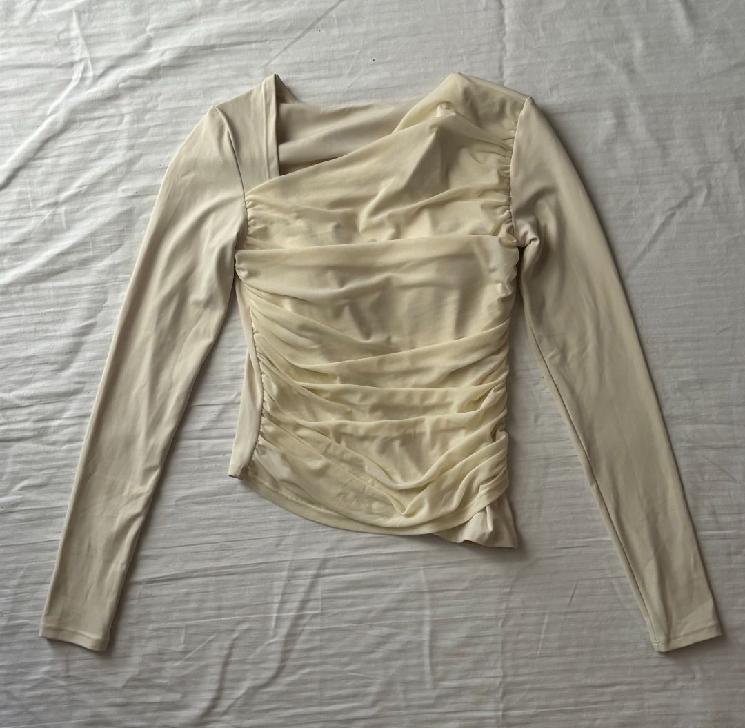 Asymmetrical Ruched Long Sleeve (Category: Longsleeves) located in Tuguegarao City. Submitted by declutterwithfran (Listing ID 1461741164, Image 1). Description: 𖦹 ׂsize : xs - semi s 𖦹 ׂ b: 27" -23" 𖦹 ׂ l: 19.5" 𖦹 ׂ slightly stretchable fabric MOD: JNT MOP: Gcash/ Maribank/ Bank Transfer.