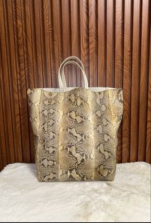 (Category: ) located in . Submitted by luxshoppe88 (Listing ID 1461591401, Image 1). Description: .