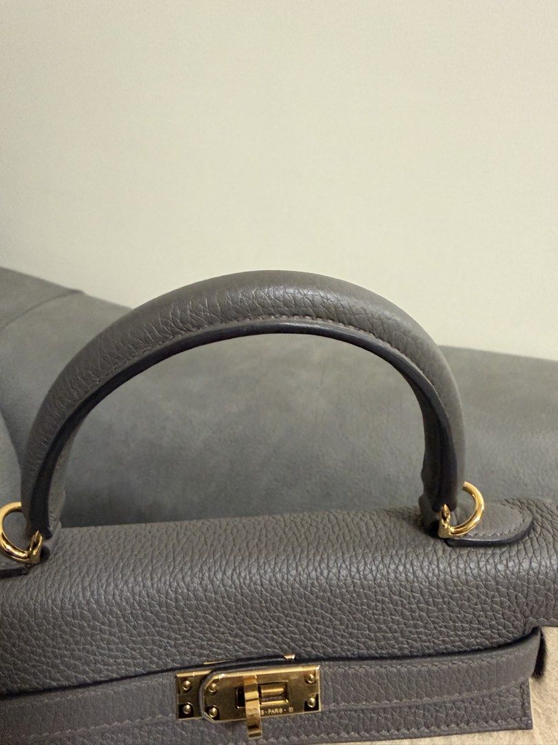 Authentic Kelly 25 Etain GHW (Category: Luxury Bags & Wallets) located in Mandaluyong City. Submitted by az.purse (Listing ID 1461563940, Image 2). Description: Comes with box, dustbag, clochette, receipt and LG certificate.