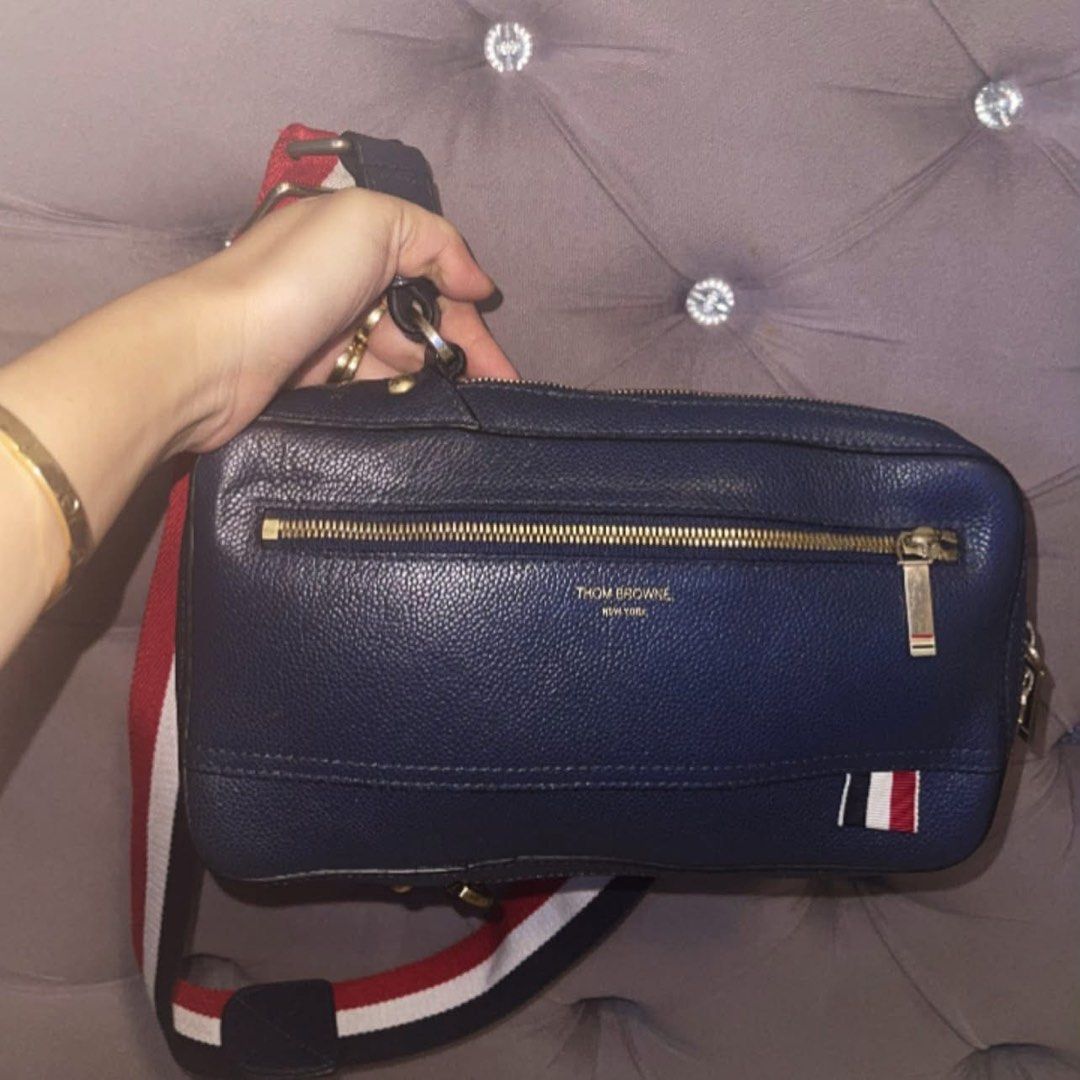 Authentic Thombrowne (Category: Sling Bags) located in Roxas City. Submitted by lynngreyartillero (Listing ID 1460676879, Image 3). Description: SALE SALE SALE 🔥🔥 Authentic thombrowne Ykk zip with puller protector pa ang puller 🤍🤍🤍 Super gandaaaa! Pwd din unisex💙💙💙 I mine nyo to perfect for gift po itong body bag na to 💙💙💙 Normal sign of usage sa hardware only at mwjo madumi ang loob pero may protector pa bagong bago pa leather 💙💙💙�