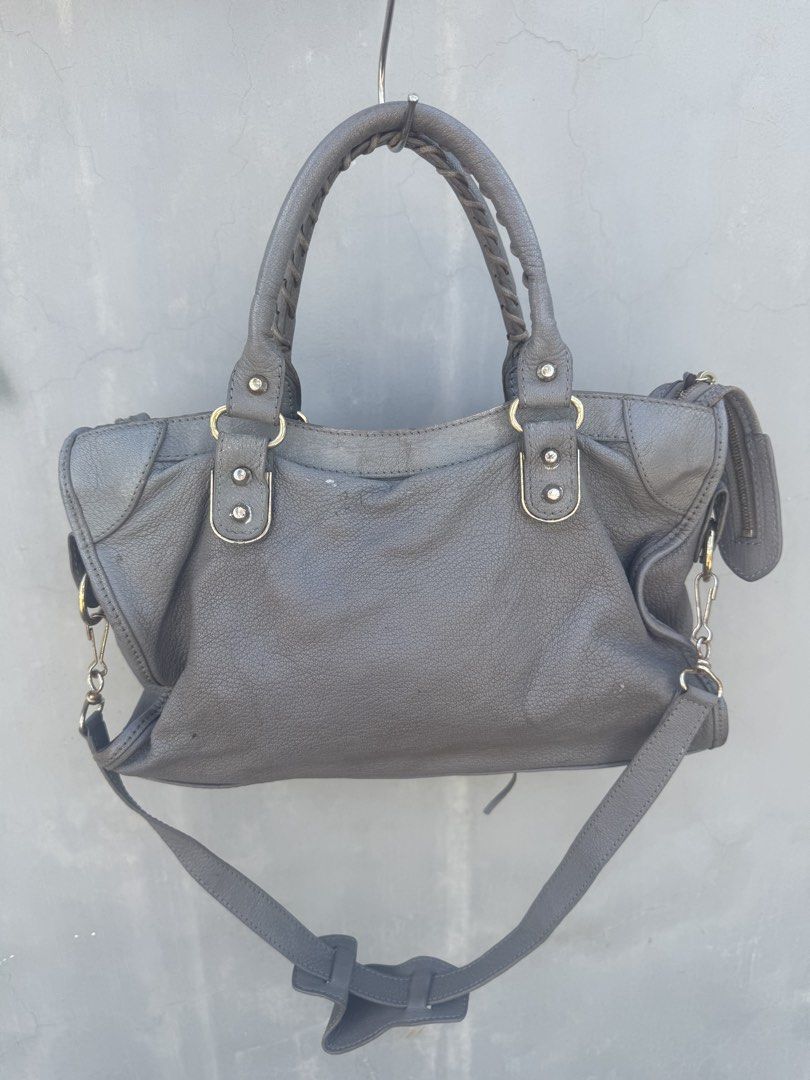 Balenciaga city (Category: Luxury Bags & Wallets) located in Quezon City. Submitted by streetgallerygarments (Listing ID 1461623813, Image 2). Description: Balenciaga Classic Metallic Edge City bag with gold-tone hardware and an attached mirror Issue check photo details Made in italy Lampo zippr Color Grey Condition:AB Courier shipping LBC/lalamove .