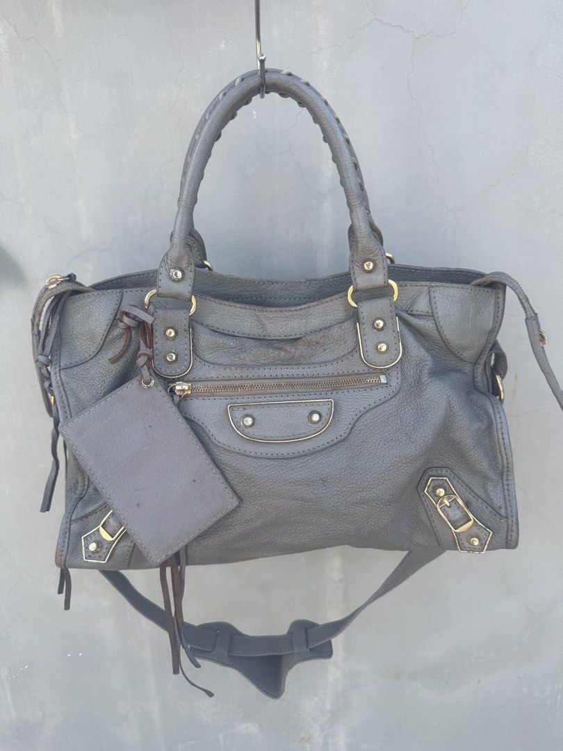 Balenciaga city (Category: Luxury Bags & Wallets) located in Quezon City. Submitted by streetgallerygarments (Listing ID 1461623813, Image 1). Description: Balenciaga Classic Metallic Edge City bag with gold-tone hardware and an attached mirror Issue check photo details Made in italy Lampo zippr Color Grey Condition:AB Courier shipping LBC/lalamove .