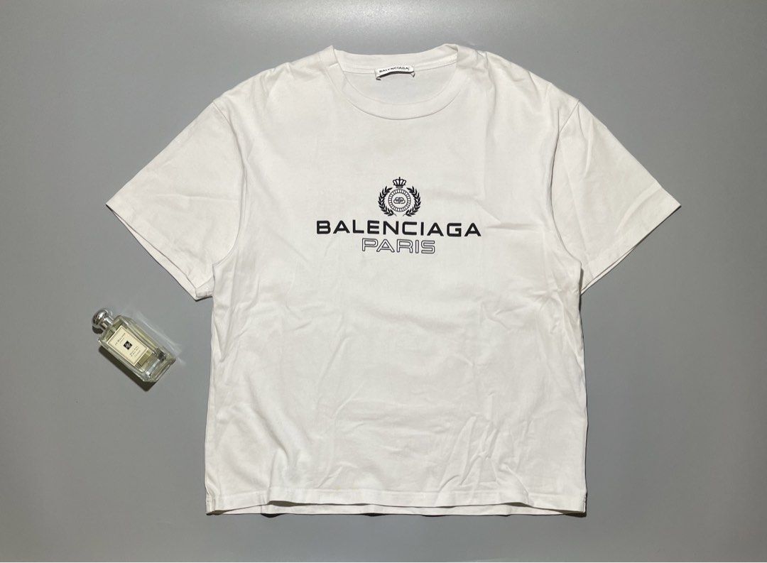 BALENCIAGA PARIS (Category: Tshirts & Polo Shirts ) located in Cebu City. Submitted by drippinthrift (Listing ID 1461704243, Image 1). Description: BALENCIAGA PARIS Size Small Widht 20 / Lenght 25 Need Wash Yellow Stain No issue Price + Shipping Fee🛒 Cebu City📍 Via J&T / MAXIM🚚.