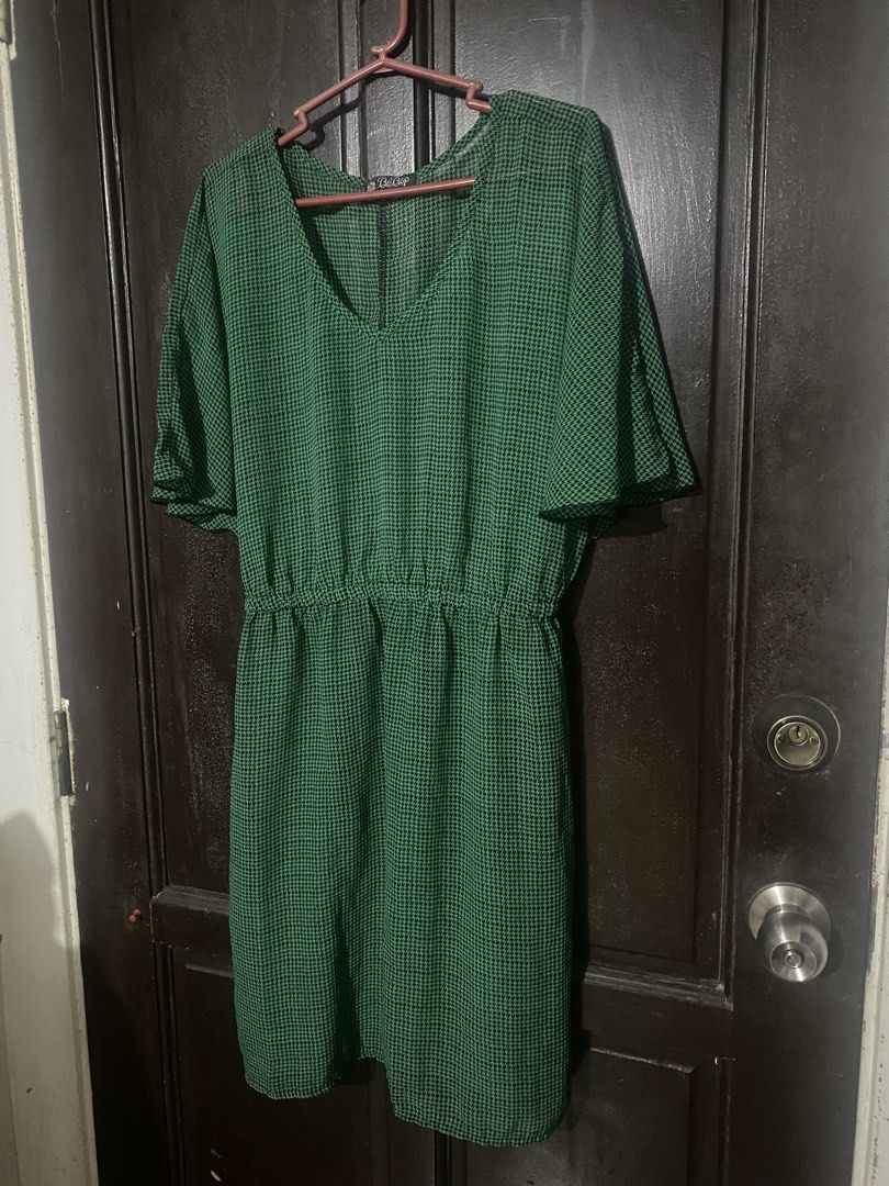 BeBop Green Houndstooth Mini Dress Size M (Category: Dresses) located in Mandaue City. Submitted by pinkbarbiethriftshop (Listing ID 1461661185, Image 1). Description: - Chic green dress with a classic black houndstooth pattern. - Comfortable short sleeves and flattering V-neckline. - Elasticated waist for a relaxed and adjustable fit. - Effortlessly stylish and perfect for casual outings..