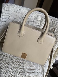 (Category: ) located in . Submitted by vintage_vogue6100 (Listing ID 1461669529, Image 1). Description: .