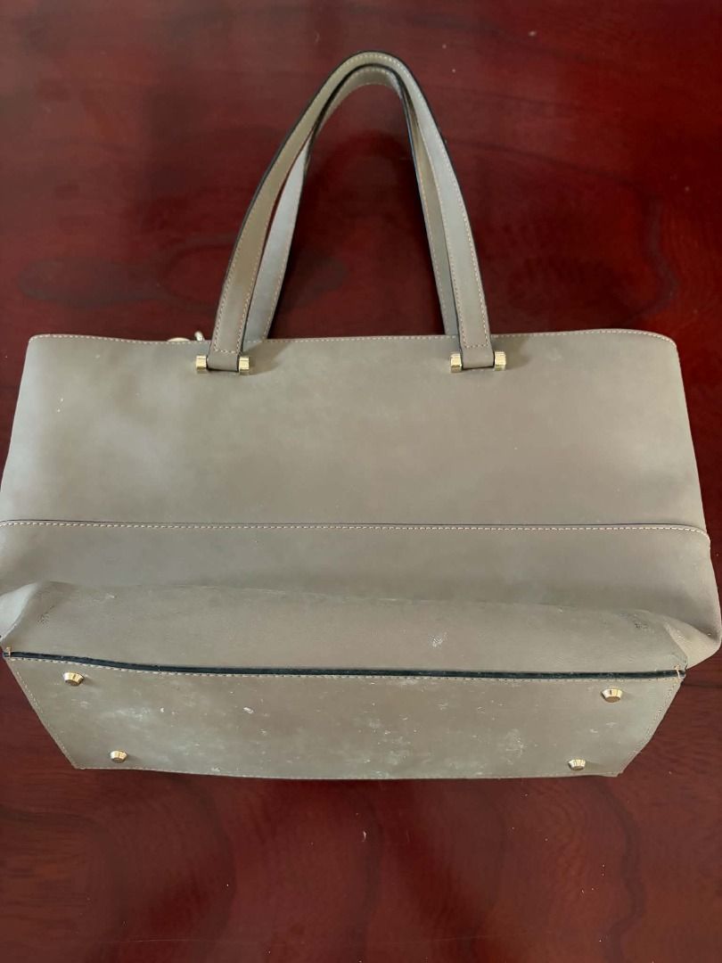 Beige/taupe DKNY tote (Category: Luxury Bags & Wallets) located in Paete. Submitted by rjpo18 (Listing ID 1461708573, Image 2). Description: Style: Large tote/shoulder tote Color: Taupe/stone Hardware: Gold-tone Design: Open-front/slip-pocket style with top handles.