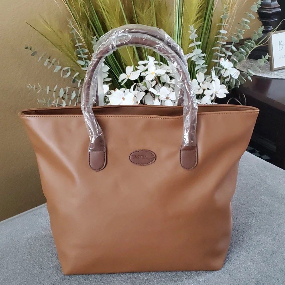 Bela Russo Brown Leather Tote Bag (Category: Tote Bags) located in Cebu City. Submitted by ixiaces (Listing ID 1461790655, Image 1). Description: - Classic brown tote bag from BTR - Spacious interior for all your essentials - Comfortable handles - Still in original plastic packaging - Ideal for everyday use or travel - Simple and chic design.
