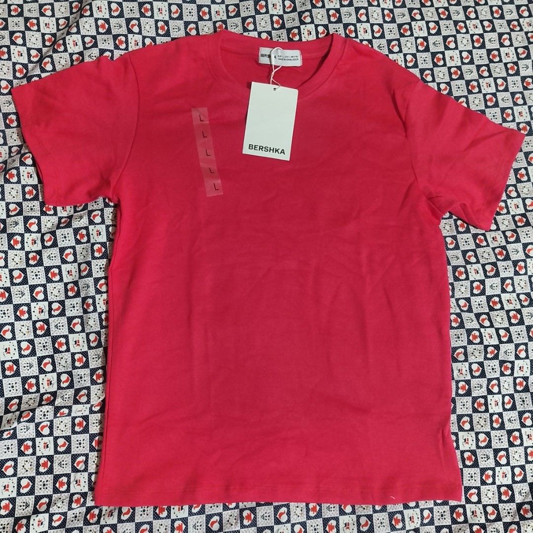 ​Bershka Red/Hot Pink Bright Basic Tee Large NWT (Category: Shirts) located in Santa Rosa. Submitted by prlvdbyellie (Listing ID 1461632242, Image 2). Description: Size L on tag #bershka #hotpink #brighttee #popofcolor #streetwearph #brandnew #prelovedph #carousellph.