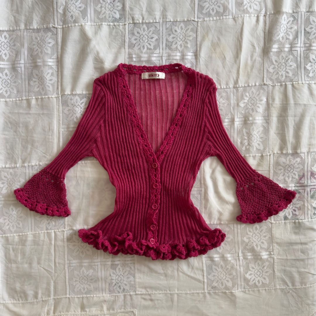 Bien Knitted Top (Category: Longsleeves) located in Cebu City. Submitted by marikit_thrift (Listing ID 1461696495, Image 2). Description: Bien Knitted Top -stretchy material -free size .