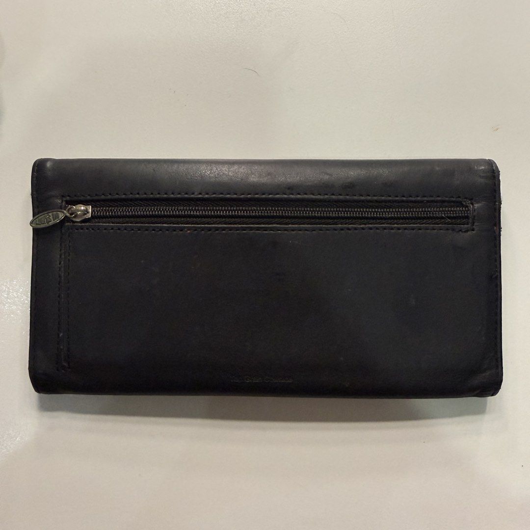 Big Skinny Black Leather Envelope Wallet (Category: Wallets & Card holders) located in Pateros City. Submitted by sachiereyes (Listing ID 1461770721, Image 2). Description: - Black leather wallet - Envelope style with V-shaped flap closure - Zippered pocket on the back - Shows some signs of wear on corners and edges - Leather is soft with some creasing.