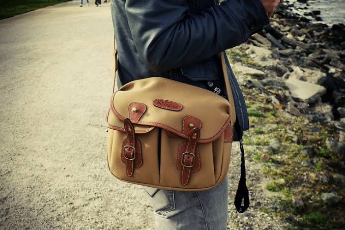 Billingham - Hadley Camera Bag Small (Category: Sling Bags) located in Paranaque City. Submitted by millennial_goodz (Listing ID 1461761200, Image 2). Description: WTS Billingham - Hadley Camera Bag Small Small size Signs of usage - Needs cleaning Authentic 100% DM.