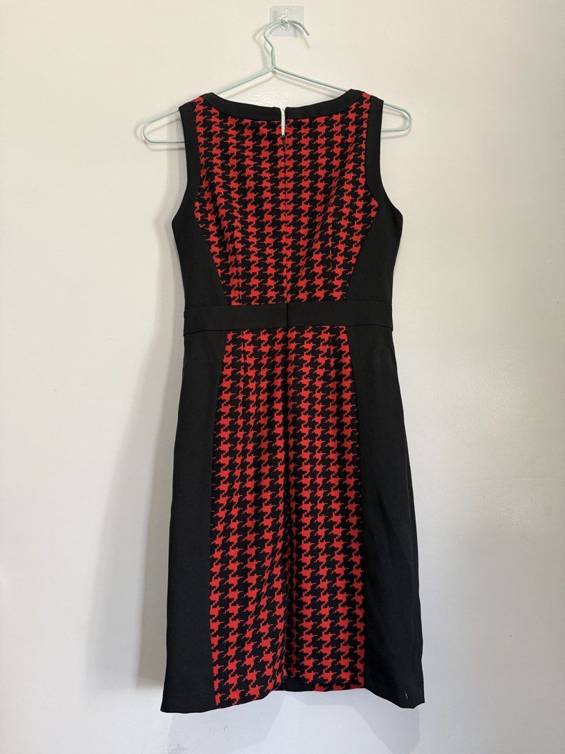 Black and Red Houndstooth Sheath Dress (Category: Dresses) located in Laoag. Submitted by rhedgejasm73385 (Listing ID 1461693304, Image 1). Description: - Sleeveless sheath dress - Black base with red & black houndstooth pattern panels - Zipper closure at the back - Knee-length - Ideal for work or smart casual events.