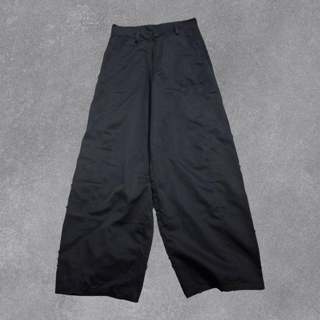 Black Barrel Pants (Category: Trousers) located in Manila. Submitted by jxuerae (Listing ID 1461683789, Image 1). Description: Barrel fit Length: 42” Waist: 14.5” Thigh: 14” Leg opening: 11” Color may vary due to lighting. Preloved and there may be signs of usage so please manage your expectations. Still negotiable, just send your offers. Via J&T, Lalamove, Pick up, Lbc..