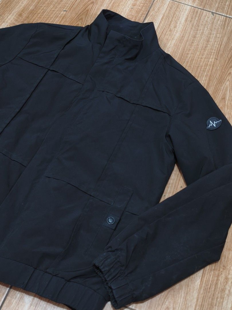 Black Bomber Jacket with Logo Detail (Category: Coats, Jackets and Outerwear) located in Bocaue. Submitted by pat.staines (Listing ID 1461630526, Image 2). Description: - Classic black waterproof jacket - Stand-up collar maganda pangbyahe di mainit sa batok and neck - need wash lang kasi may puti puti dahil naitago before magtagulan - makapal tela hindi sya manipis, may inner lining din size small pero mas maganda sa xs para may allowance.