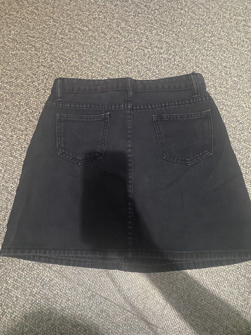 Black Denim A-Line Mini Skirt (Category: Skirts) located in Manila. Submitted by xoxo_enr (Listing ID 1461757371, Image 2). Description: - Classic black denim skirt Issue: no buttons/all goods na iba - A-line cut - Mini length - Two back pockets - Two front pockets - Simple and versatile for casual outfits - Easy to pair with various tops and shoes.