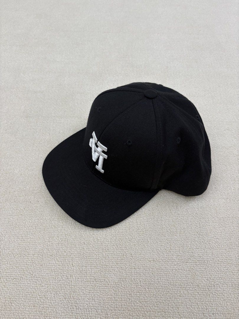 Black LA Dodgers New Era Fitted Cap (Category: Caps & Hats) located in Manila. Submitted by porma.market (Listing ID 1461577846, Image 3). Description: - Classic black cap with iconic white LA Dodgers embroidered logo. - New Era brand, fitted style. - Features the MLB logo on the side. - Ideal for baseball fans and streetwear enthusiasts. - A must-have accessory..