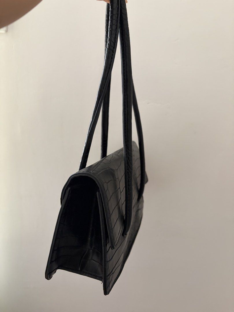 Black leather shoulder bag (Category: Shoulder Bags) located in Cebu City. Submitted by irajacoco (Listing ID 1461627489, Image 3). Description: Long strap Spacious Used once or twice only .