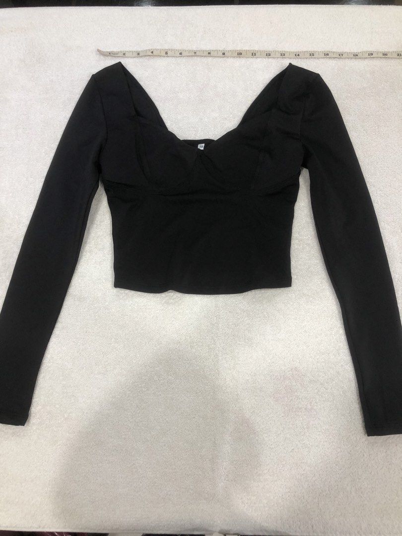 Black Long Sleeve Cropped Top XS (Category: Longsleeves) located in Manila. Submitted by janmichael26601 (Listing ID 1461613301, Image 1). Description: - Stylish black long sleeve cropped top - Features a flattering sweetheart neckline - Crafted from a comfortable and stretchy 94% Polyester, 6% Elastane blend - Versatile for casual outings or dressing up.