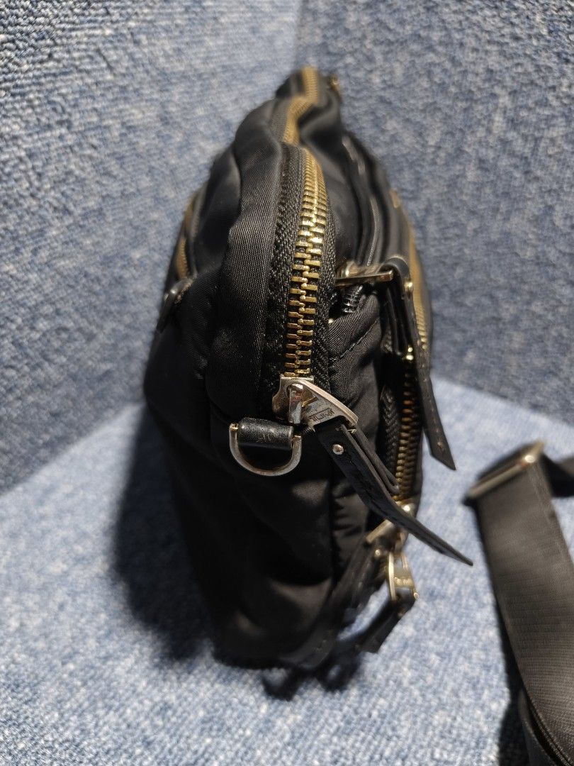 black nylon Tumi Voyageur Luanda flight bag (Category: Luxury Bags & Wallets) located in Camalaniugan. Submitted by thrifter10 (Listing ID 1461722792, Image 2). Description: .