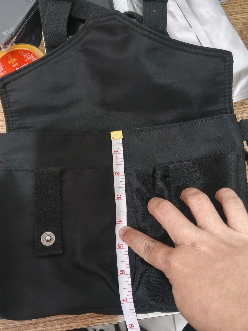 Black shoulder bag with internal zip pocket (Category: Shoulder Bags) located in Lucena. Submitted by jmjm31 (Listing ID 1461575613, Image 3). Description: - Stylish black shoulder bag - Ideal for daily use - Internal zip pocket for secure storage - Smooth and clean interior lining - Ample space inside.