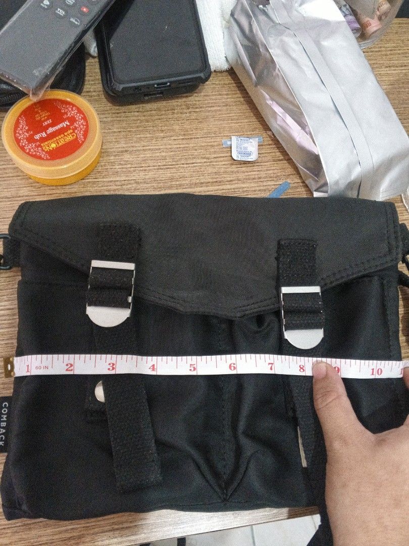 Black shoulder bag with internal zip pocket (Category: Shoulder Bags) located in Lucena. Submitted by jmjm31 (Listing ID 1461575613, Image 2). Description: - Stylish black shoulder bag - Ideal for daily use - Internal zip pocket for secure storage - Smooth and clean interior lining - Ample space inside.