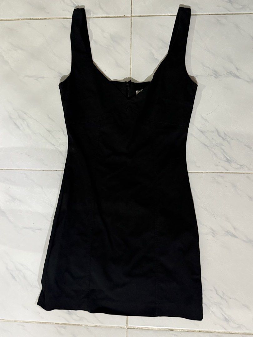 Black Sleeveless Mini Dress (Category: Dresses) located in Santa Rosa. Submitted by eyecherry.ph (Listing ID 1461713531, Image 1). Description: - Simple black mini dress - Sleeveless with V-neckline - Back zipper closure - Versatile for any occasion.
