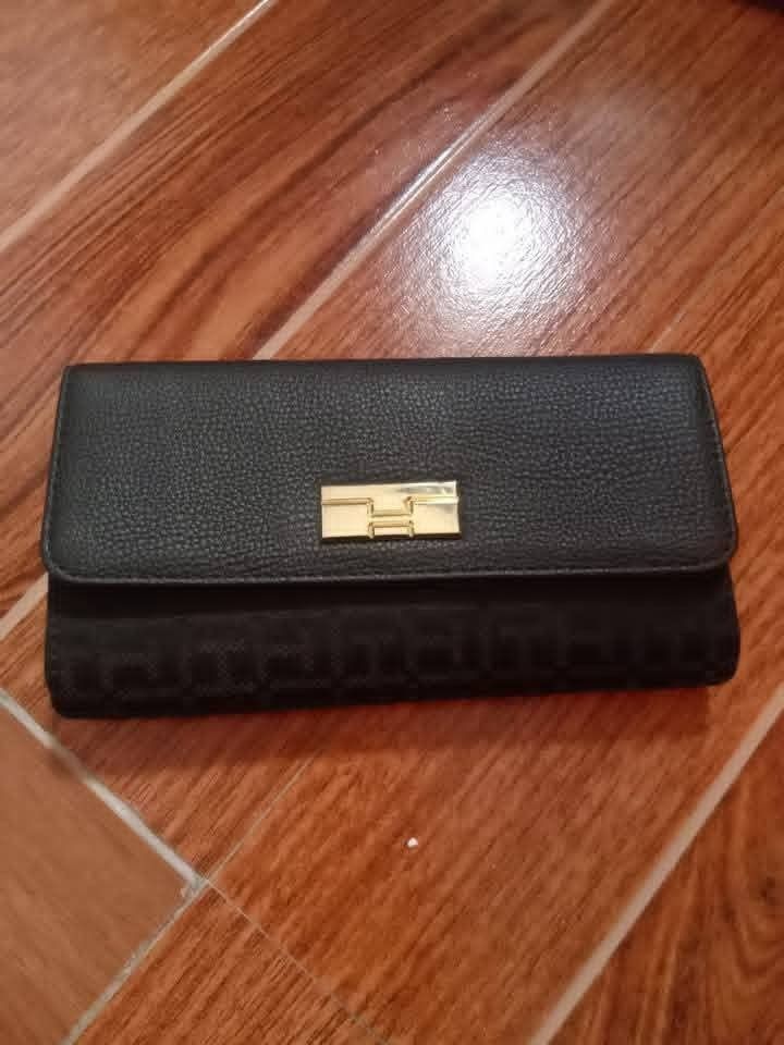 Black Textured Long Wallet with Gold Clasp (Category: Wallets & Card holders) located in Manila. Submitted by wildwind_73f77a (Listing ID 1461640427, Image 2). Description: - Chic black long wallet - Textured exterior with a smooth flap - Secure gold clasp closure - Multiple interior card slots and compartments - Spacious enough for all your essentials - Versatile for everyday or special occasions.