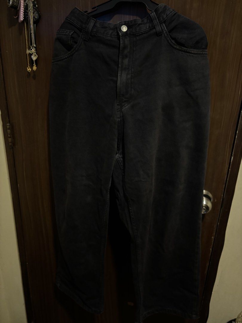 Black Wide Leg Jeans (Category: Jeans) located in Makati City. Submitted by margauux_ (Listing ID 1461666594, Image 2). Description: - Classic black wide leg jeans - High waisted fit - Button and zip closure - Two front and two back pockets - Durable denim material - Perfect for casual wear - size 36, can fit up to 38.