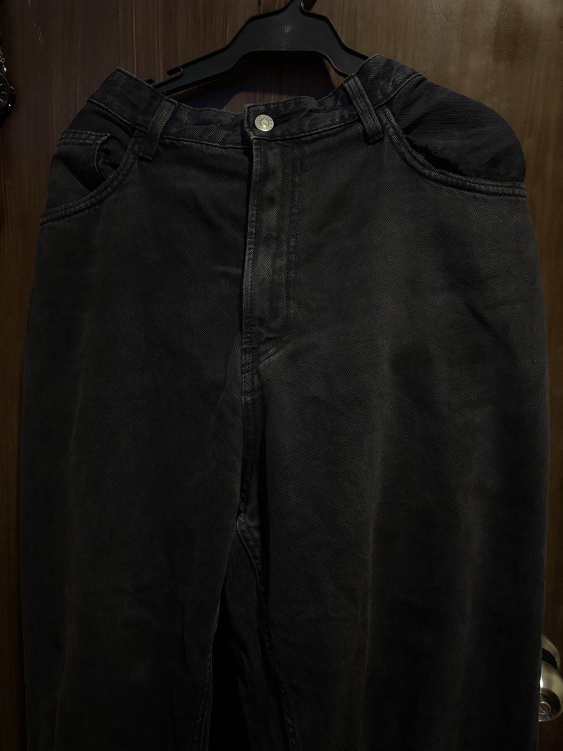 Black Wide Leg Jeans (Category: Jeans) located in Makati City. Submitted by margauux_ (Listing ID 1461666594, Image 1). Description: - Classic black wide leg jeans - High waisted fit - Button and zip closure - Two front and two back pockets - Durable denim material - Perfect for casual wear - size 36, can fit up to 38.
