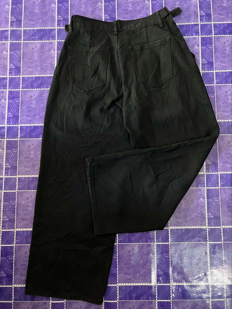 Black Wide Leg Pants with Belt Loops (Category: Jeans) located in Balingasag. Submitted by thrifty_drizzy (Listing ID 1461648559, Image 2). Description: - Chic black wide leg pants - Flattering high waist with belt loops - Stylish pleated front detail - Functional back pockets - Loose and incredibly comfortable fit - Versatile for casual outings or dressing up.