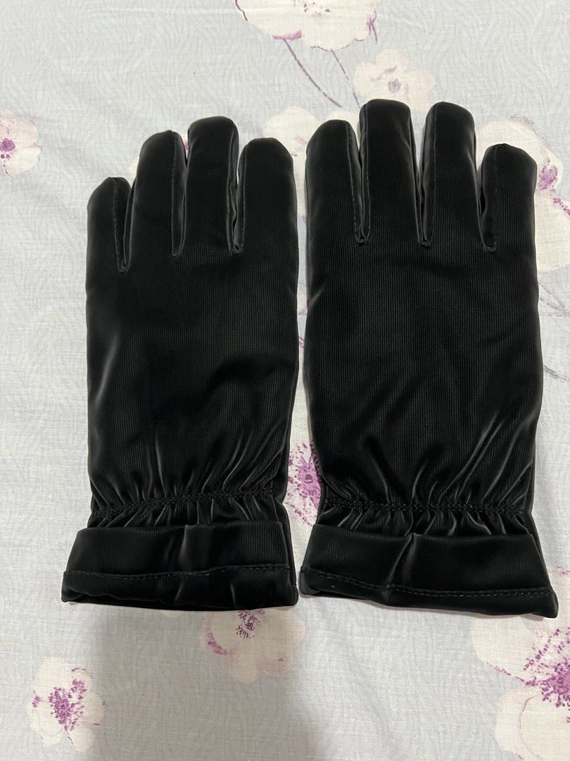 Black Winter Gloves with Fleece Lining (Category: Gloves) located in Caloocan City. Submitted by allotherthings26 (Listing ID 1461573675, Image 1). Description: - Warm black gloves for cold weather - Soft fleece lining for extra comfort - Elasticated cuffs for a snug fit - Keeps hands toasty warm - Ideal for winter outdoor activities.