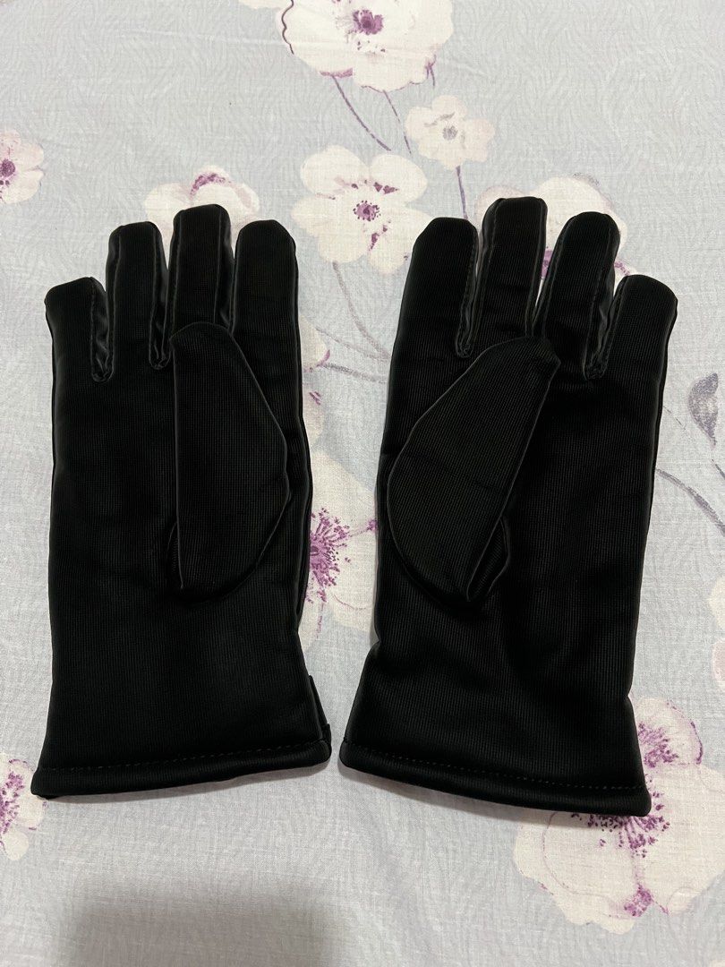 Black Winter Gloves with Fleece Lining (Category: Gloves) located in Caloocan City. Submitted by allotherthings26 (Listing ID 1461573675, Image 2). Description: - Warm black gloves for cold weather - Soft fleece lining for extra comfort - Elasticated cuffs for a snug fit - Keeps hands toasty warm - Ideal for winter outdoor activities.