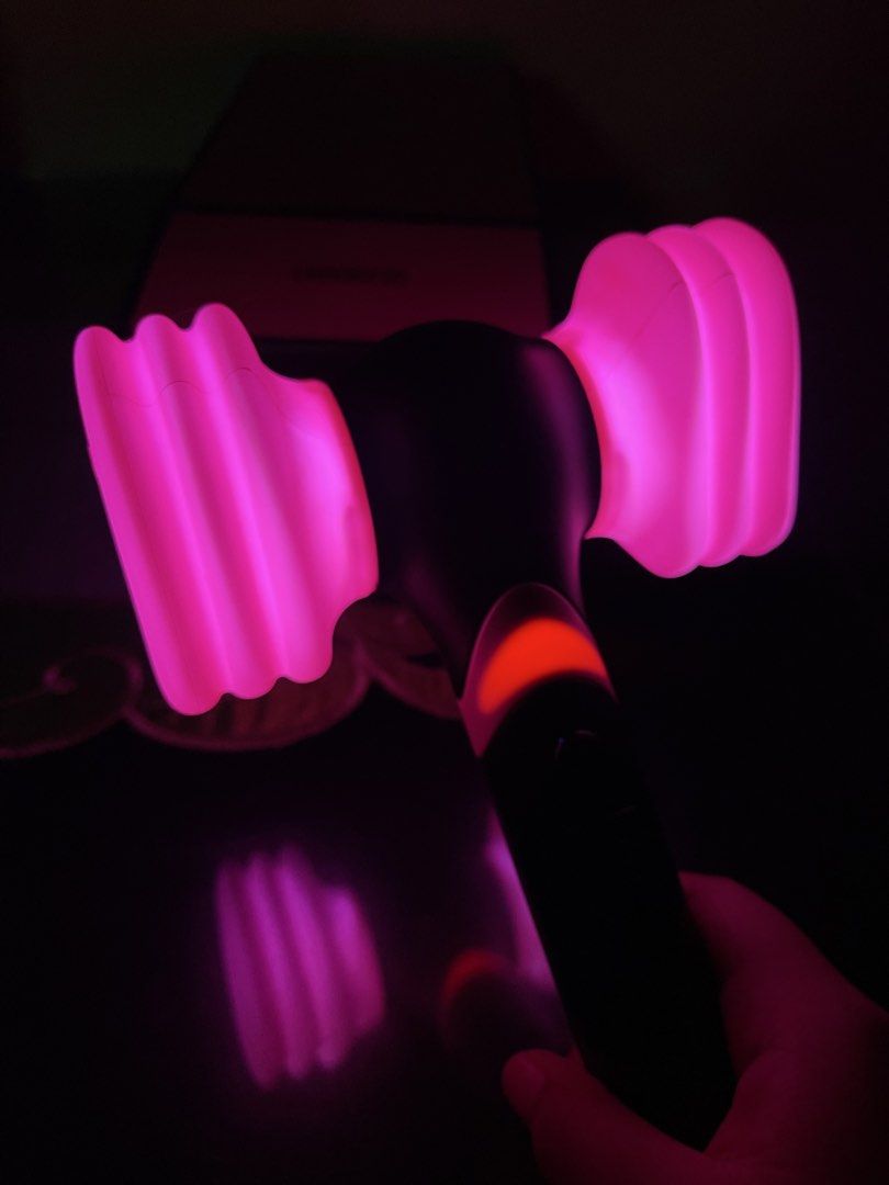 Blackpink Lightstick Version 2 (Category: K-Wave Merchandise) located in Caloocan City. Submitted by reirei.fish (Listing ID 1461707290, Image 3). Description: Price still SLIGHLY negotiable since it’s complete and no damage at all + with 2 official photocards Used once during their November 2025 concert in Philippine Arena Inclusions: Original Box Quick guide Original Strap 2 Rosè photocards Battery included NO MINIMAL DAMAGE FLAWLESS.