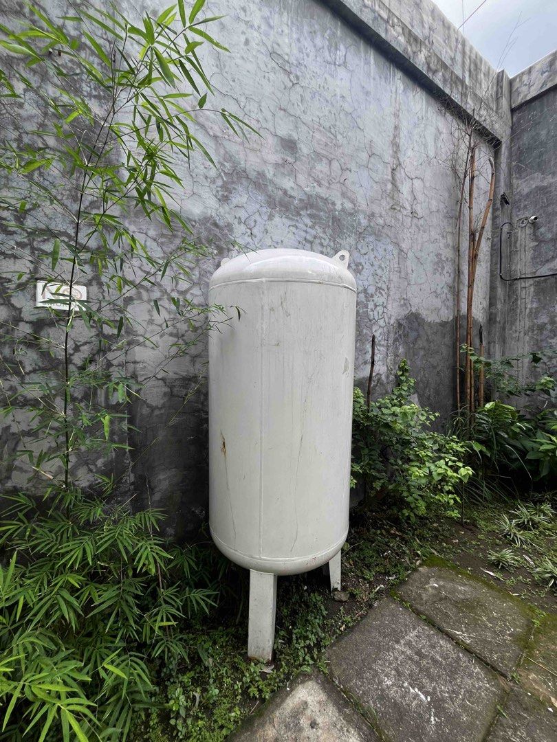 Bladder tank 850L (Category: Outdoor Furniture) located in Caloocan City. Submitted by mightyrabbit.33b11c (Listing ID 1461794624, Image 2). Description: Ruptured membrane, tank in good condition, price negotiable.