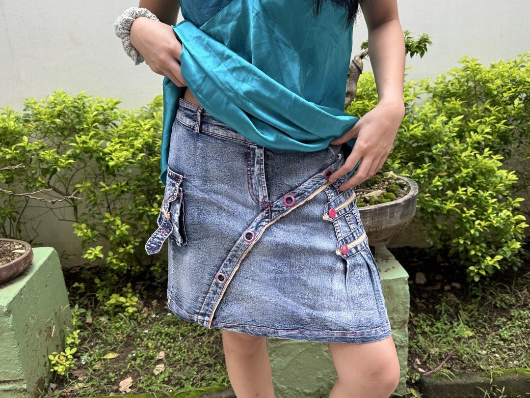 Blue Denim Cargo Mini Skirt with Pink Stitching (Category: Skirts) located in Pasig City. Submitted by raeraesold333 (Listing ID 1461587218, Image 2). Description: - Cute blue denim mini skirt - Features practical cargo pockets on the sides - Unique diagonal button closure for a stylish touch - Eye-catching pink stitching detail along seams and pockets - Versatile piece, perfect for pairing with casual tops - Ideal for a fun day out Fits small to