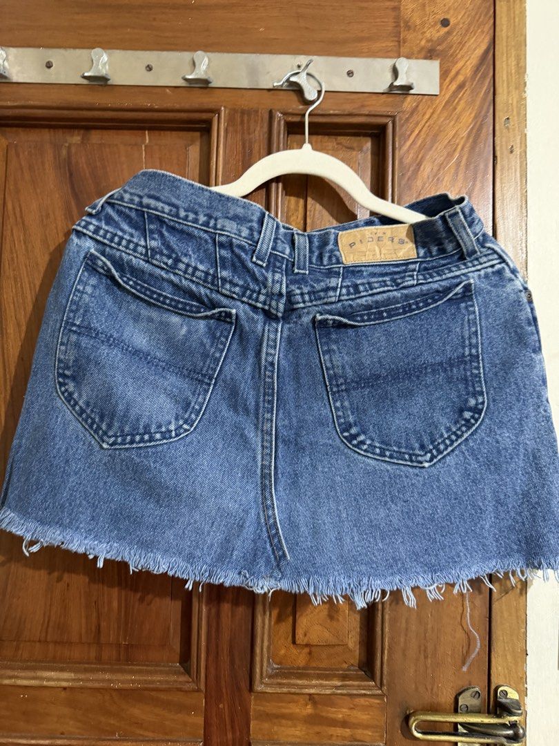 Blue denim frayed hem button closure mini skirt (Category: Skirts) located in Quezon City. Submitted by latiendadejaye (Listing ID 1461682305, Image 2). Description: Purchased from Tokyo, fits up to 29-30” waist, no stretch, but too short on me (I’m 5’7”). In good condition, never worn except to try on. MOP: BPI, Gcash, Maya RFS: cleaning out my closet.