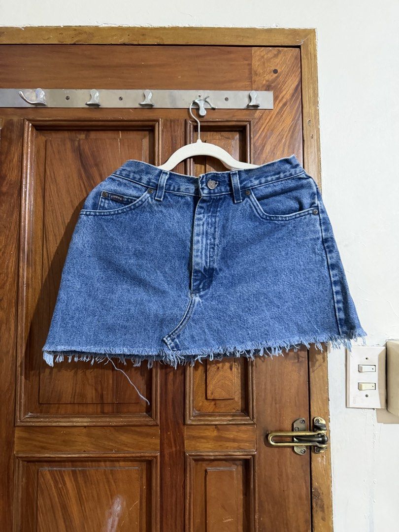 Blue denim frayed hem button closure mini skirt (Category: Skirts) located in Quezon City. Submitted by latiendadejaye (Listing ID 1461682305, Image 1). Description: Purchased from Tokyo, fits up to 29-30” waist, no stretch, but too short on me (I’m 5’7”). In good condition, never worn except to try on. MOP: BPI, Gcash, Maya RFS: cleaning out my closet.