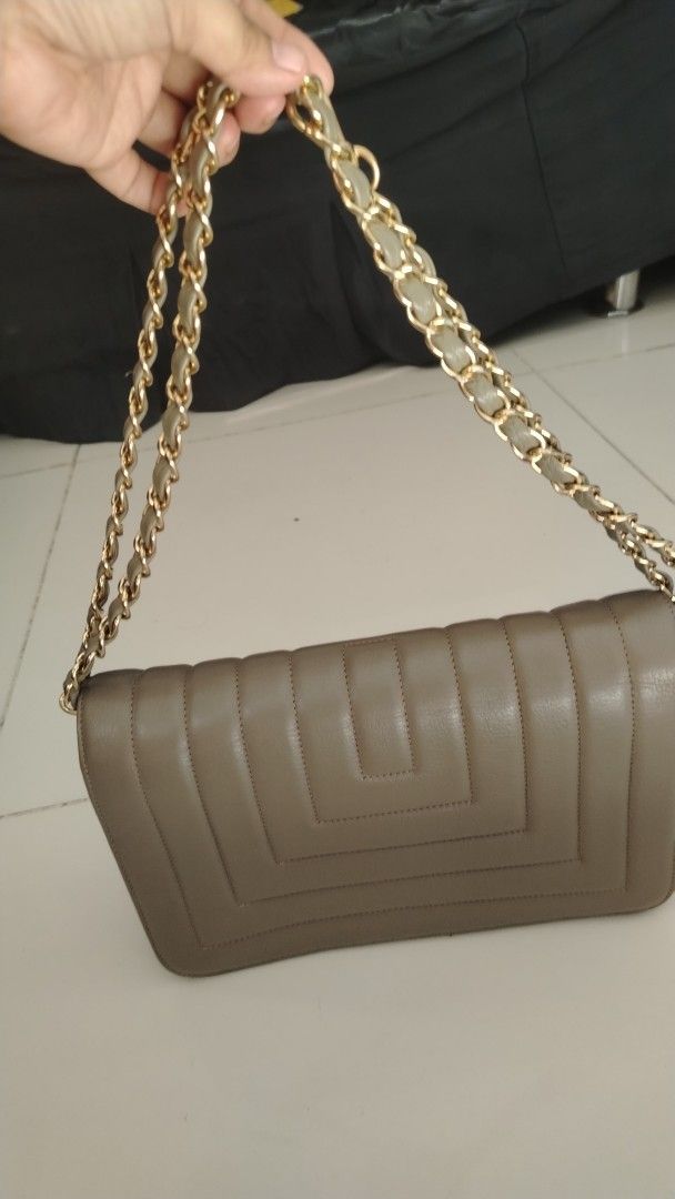 Boogo Shoulder Bag - Grey Quilted Leather (Category: Shoulder Bags) located in Manila. Submitted by wildwind_73f77a (Listing ID 1461583472, Image 2). Description: - Brand: Boogo - Color: Grey - Material: Quilted Leather - Strap: Gold Chain - Closure: Secure Clasp - Interior: Zippered Pocket - Versatile: Great for everyday or night out.