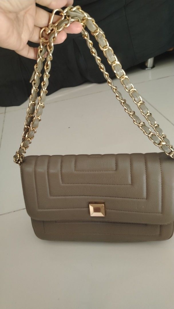 Boogo Shoulder Bag - Grey Quilted Leather (Category: Shoulder Bags) located in Manila. Submitted by wildwind_73f77a (Listing ID 1461583472, Image 1). Description: - Brand: Boogo - Color: Grey - Material: Quilted Leather - Strap: Gold Chain - Closure: Secure Clasp - Interior: Zippered Pocket - Versatile: Great for everyday or night out.