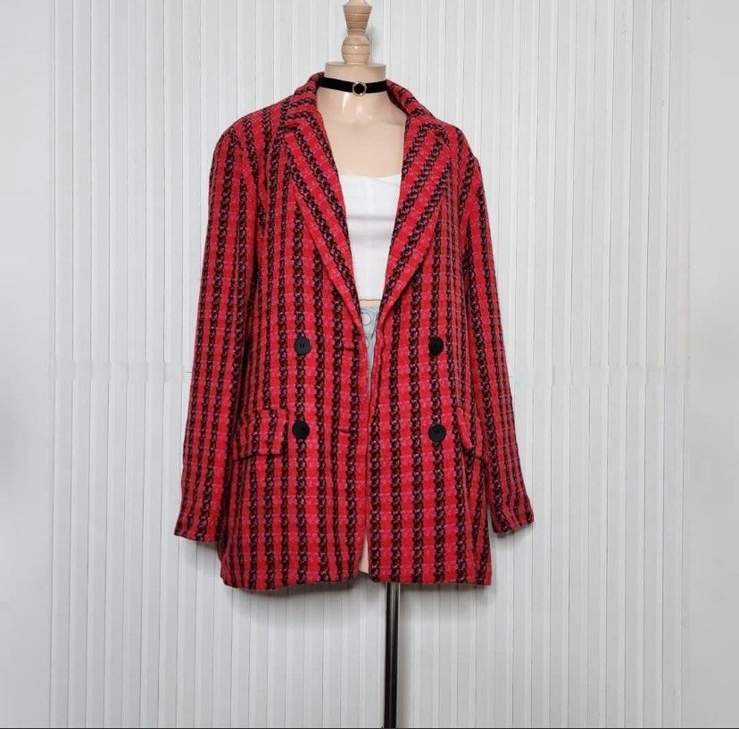 Boohoo Printed Double-Breasted Tweed Blazer (Category: Coats, Jackets and Outerwear) located in Pasay City. Submitted by 7furrtheworld (Listing ID 1461796274, Image 2). Description: A stylish Boohoo tweed blazer featuring a sophisticated printed design and classic double-breasted front. Fully lined for a polished fit and comfortable wear. Perfect for elevating office outfits, smart-casual looks, or adding a touch of classic tailoring to your ward