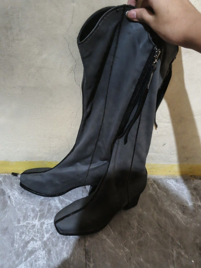 boots gray (Category: Boots) located in Manila. Submitted by hannieee.bunchhh. (Listing ID 1461764475, Image 2). Description: issue: need cleaning and glue yung soles tho hindi naman halata and peeled yung leather nya kase kase nagcrack na kaya naging gray.