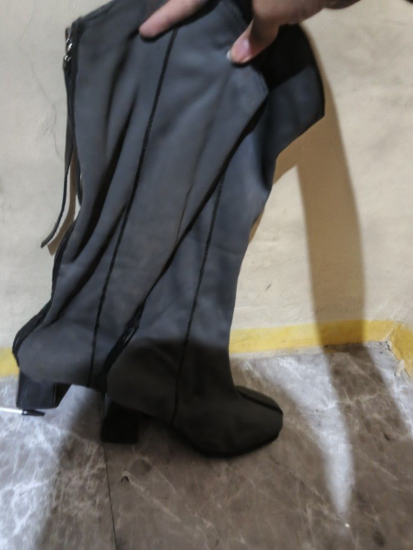 boots gray (Category: Boots) located in Manila. Submitted by hannieee.bunchhh. (Listing ID 1461764475, Image 1). Description: issue: need cleaning and glue yung soles tho hindi naman halata and peeled yung leather nya kase kase nagcrack na kaya naging gray.