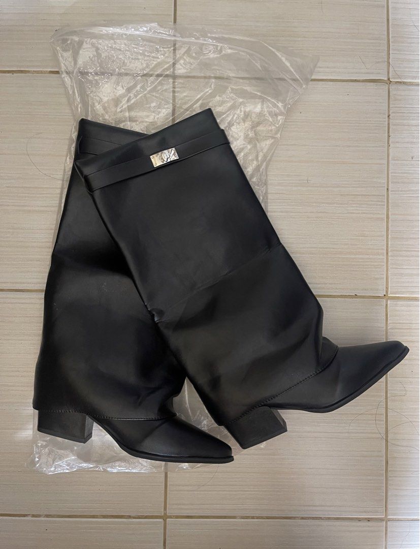 Boots (Never Used) Size CN38 (Category: Boots) located in Manila. Submitted by krhkky (Listing ID 1461567324, Image 1). Description: Reason for Selling: Wrong size Original Price: 1000 on sale.