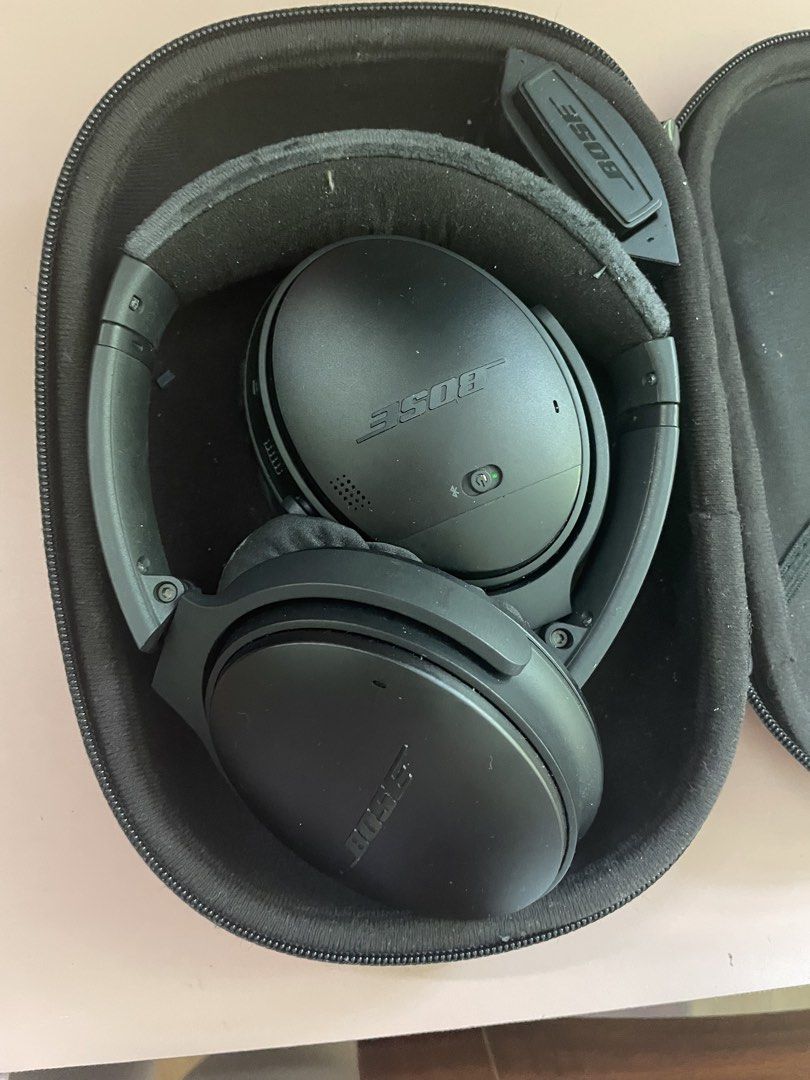 Bose Headphones (Category: Headphones & Headsets) located in Quezon City. Submitted by angelcakes_ (Listing ID 1461567988, Image 2). Description: edges of the headphones are damaged/natatanggal and worn out na din yung foam pero okay pa din siya 3k na po yung fixed price.