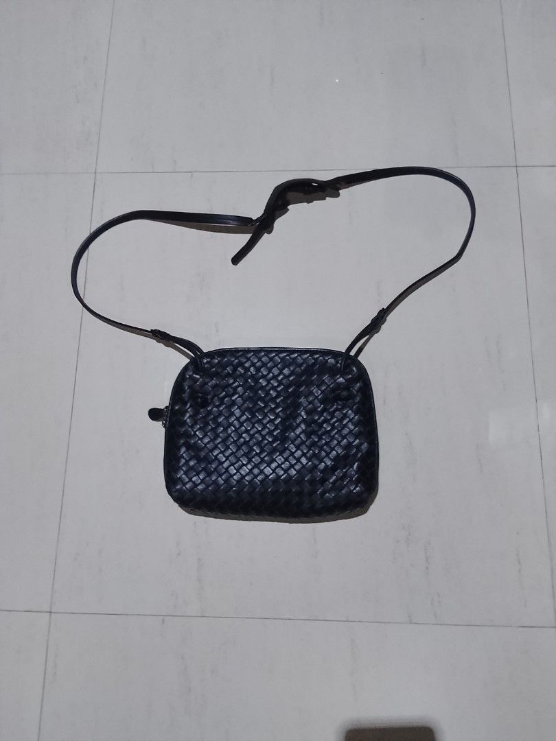 BOTTEGA SLING BAG (Category: Luxury Bags & Wallets) located in Cabanatuan. Submitted by chrom3thrift.cab (Listing ID 1461739903, Image 1). Description: .