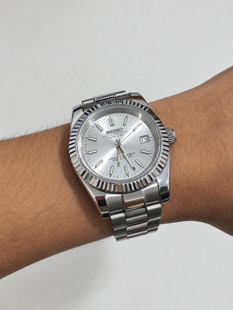 [Brand New] Seiko Mod Automatic Dress Watch (Category: Luxury Watches) located in Quezon City. Submitted by jbsv_ (Listing ID 1461751399, Image 2). Description: A classic dress-watch design with a silver sunburst dial, fluted bezel and a polished Jubilee-style bracelet. Clean enough for everyday wear, but also works well with office or formal outfits. Features: • 39mm case size • Silver sunburst dial • Fluted-style bezel • Date window at 3 o’cloc
