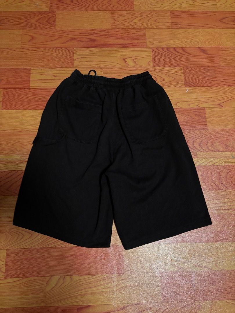 brenson baggy carp sweatshort (Category: Shorts) located in Panabo. Submitted by randolph.smallseller (Listing ID 1461595231, Image 1). Description: waist : 28-32 length : 22 leg open : 15 excellent condition no issue.
